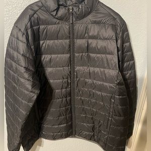Amazon essentials men puffer jacket size XXL with packable pouch
